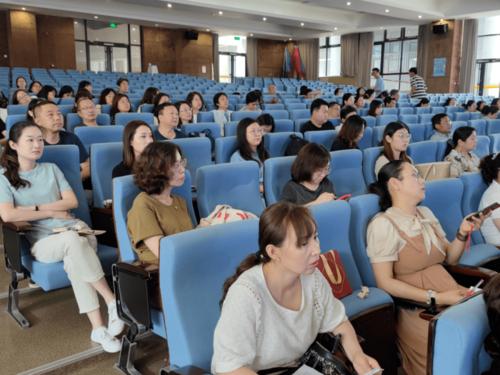 青島六中組織《新高考背景下教師專業(yè)素養(yǎng)提升》主題培訓(xùn)